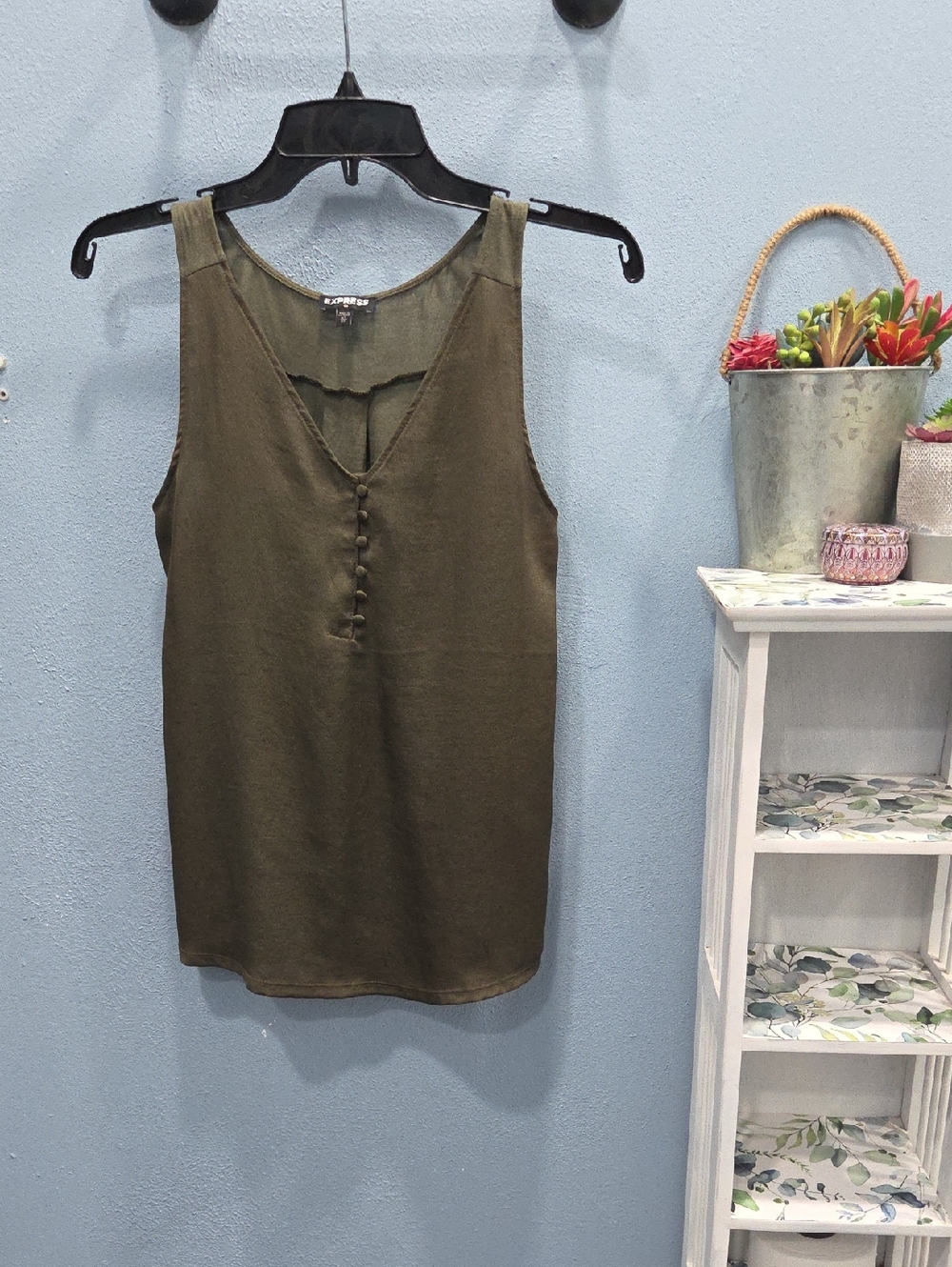 🛍Express Olive Green Sleeveless Button-Front V Neck Top Womens XS